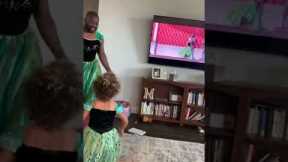 Dad dresses up as 'Frozen' character and dances with his daughter