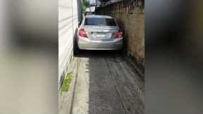 Skilful driver slowly negotiates narrow 6.5ft wide alleyway