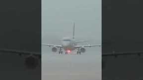 Lightning strikes plane at US airport 😨