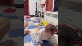 Baby joyfully dances to father's beatboxing