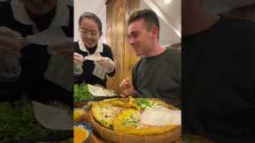Waitress Gives Lesson On Banh Xeo