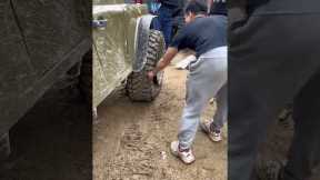 Man Instantly Fixes Broken Tire