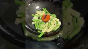 Chef Makes Stir-Fry With Bare Hands